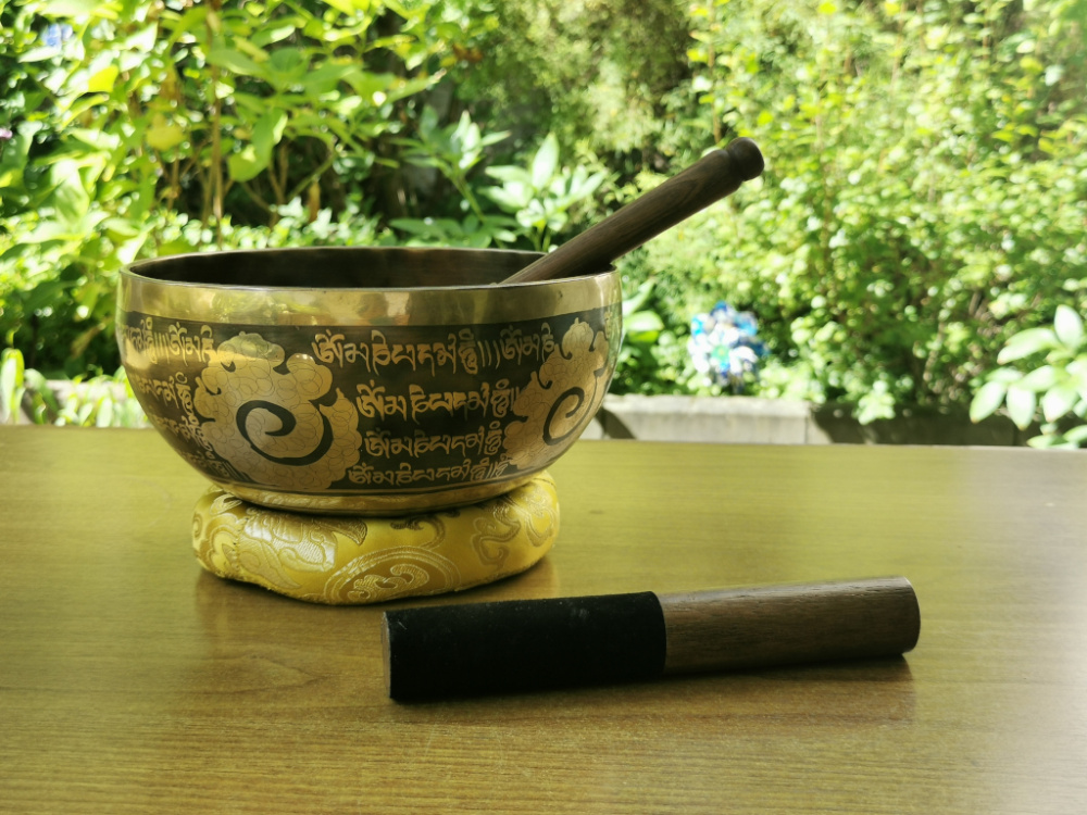 Buddha Bowl Shakyamuni – Klangschale mit Gravur und Buddha-Motiv, handverziertes Klanginstrument aus Nepal